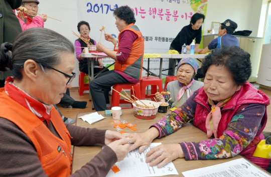 양평지역 자원봉사자들이 청운면 삼성1리 마을회관에서 할머니들에게 수지침을 놓고 있다.