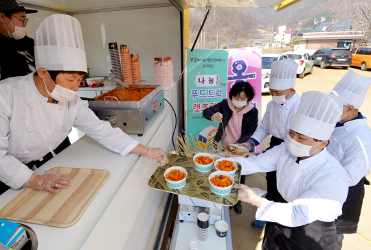 <1사1촌이 살기 좋은 마을 이끈다>푸드트럭·빨래車·건강검진… “부르면 어디든 달려갑니다”