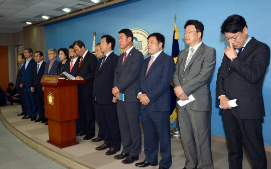 홍문표(가운데) 의원 등 바른정당 소속 의원 13명이 2일 오전 국회 정론관에서 집단 탈당과 자유한국당 입당 및 홍준표 자유한국당 대선 후보 지지를 선언하고 있다.