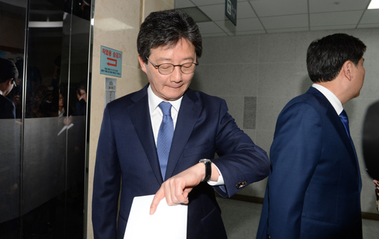 유승민 바른정당 대선후보가 소속 의원 13명이 집단 탈당한 2일 국회 의원회관에서 나오면서 시간을 확인하고 있다.