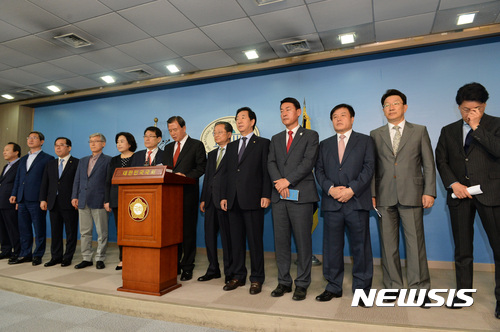 【서울=뉴시스】홍문표 바른정당 의원 등 탈당파 의원들이 2일 오전 서울 여의도 국회 정론관에서 바른정당을 탈당 기자회견을 하고 있다.