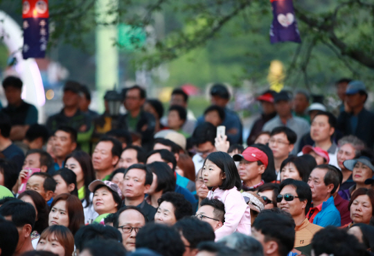 3일 전북 남원시 춘향교 삼거리에서 시민들이 제19대 대선에 출마한 후보의 유세를 지켜보고 있다. 연합뉴스