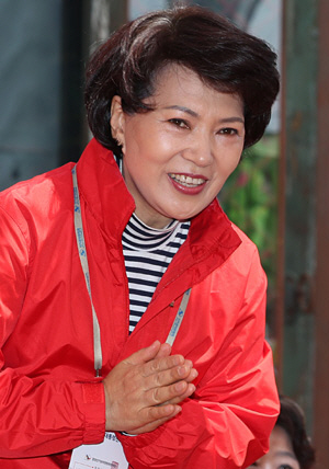 홍준표 자유한국당 대선 후보 부인인 이순삼 씨가 3일 서울 봉은사 봉축 법요식에서 손을 모은 채 인사를 하고 있다.  연합뉴스