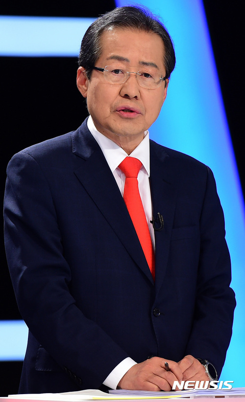 【서울=뉴시스】국회사진기자단 = 홍준표 자유한국당 대선후보가 2일 오후 서울 상암동 MBC 스튜디오에서 선거관리위원회 주최로 열린 마지막 TV토론을 준비하고 있다.