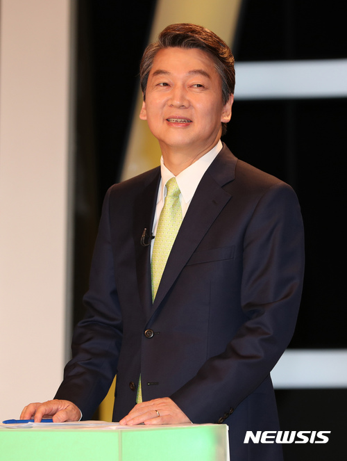 【서울=뉴시스】국회사진기자단 = 안철수 국민의당 대통령 후보가 2일 저녁 서울 마포구 상암동 문화방송(MBC)에서 중앙선거관리위원회 주최로 열린 토론회 시작에 앞서 발언 준비를 하고 있다.