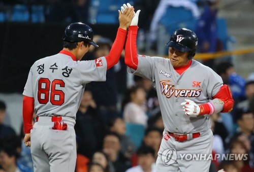 4월 28일 대구 삼성 라이온즈전에서 만루홈런을 친 SK 와이번스 나주환(오른쪽). [연합뉴스 자료 사진]