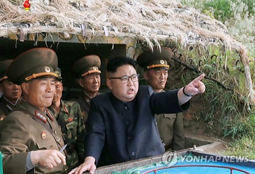 (서울=연합뉴스) 북한 김정은 노동당 위원장이 서해 연평도에서 가까운 장재도방어대와 무도영웅방어대를 시찰했다고 조선중앙TV가 5일 보도했다.