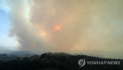 6일 오후 3시 27분께 강릉시 성산면 보광리 야산에서 원인이 밝혀지지 않은 산불이 발생해 희뿌연 연기가 강릉지역 하늘을 뒤덮고 있다.산림 당국은 헬기 2대와 진화인력 수백 명을 투입해 진화에 나서고 있으나 건조경보 속 강한 바람으로 진화에 어려움을 겪고 있다.