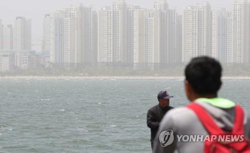미세먼지 매우 나쁨을 기록하고 있는 6일 오후 인천 월미도에서 바라본 바다가 희뿌옇다.