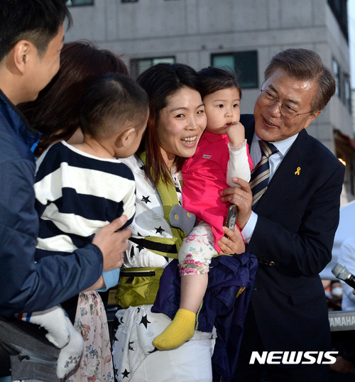 문재인 더불어민주당 대선후보가 6일 오후 서울 마포구 홍대입구역 걷고 싶은 거리에서 진행된 ‘투표참여 릴레이 버스킹 vote0509’ 캠페인 및 공약이행 프리허그에서 시민들을 안아주고 있다.