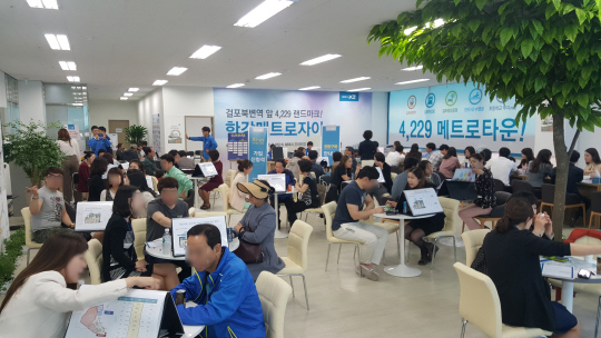 GS건설이 경기 김포시 걸포지구에서 5월 공급하는 ‘한강메트로자이’ 분양 홍보관을 찾은 수요자들이 분양 상담을 하고 있다.
