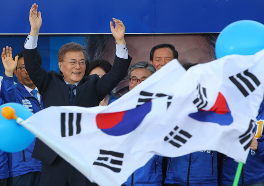 문재인 더불어민주당 대선 후보가 7일 광주 송정역 광장 유세에서 태극기를 흔드는 지지자들에게 손을 흔들고 있다.