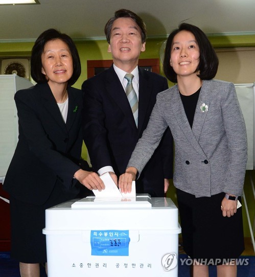 (서울=연합뉴스) 국민의당 안철수 대선 후보와 부인 김미경씨(왼쪽), 딸 설희씨(오른쪽)가 19대 대선 투표일인 9일 오전 서울 노원구 상계1동 제7투표소인 극동늘푸른아파트 경로당에서 투표하고 있다.