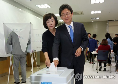 (대구=연합뉴스) 바른정당 유승민 대선후보가 제19대 대통령선거일인 9일 오전 대구시 동구 용계동 반야월농협 용계지점에서 부인 오선혜씨와 함께 투표하고 있다.