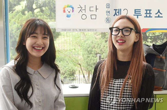 (서울=연합뉴스) 제19대 대통령 선거일인 9일 오전 서울 강남구 청담초등학교에서 걸그룹 트와이스의 나연(오른쪽)과 지효가 투표를 마친 뒤 인증샷을 찍고 있다.