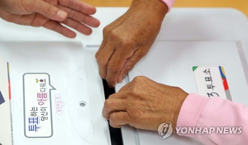 제19대 대통령 선거일인 9일 강원 화천군 화천읍 최전방 풍산초교에 마련된 투표소에서 한 주민이 투표를 하고 있다.
