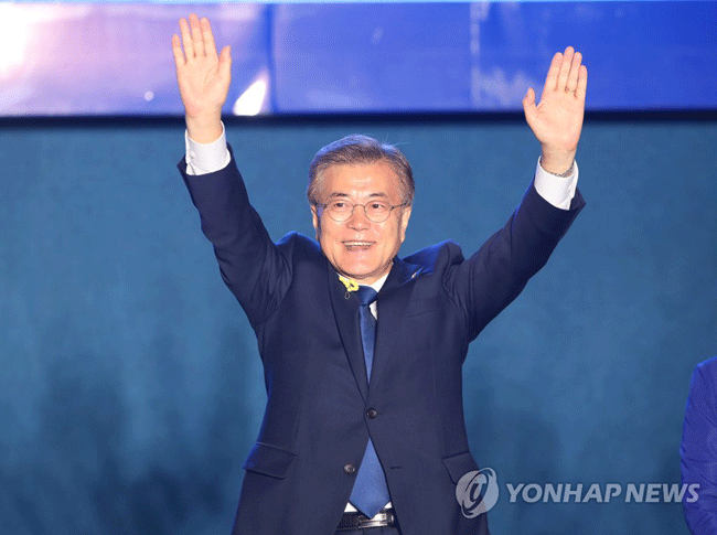 (서울=연합뉴스) 문재인 대통령 당선인이 9일 오후 서울 종로구 세종로공원에서 열린 시민들과 함께하는 개표방송에서 지지자들을 향해 손을 들어 인사를 하고 있다.