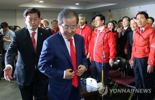 자유한국당 홍준표 대선후보가 9일 저녁 서울 여의도 당사 개표상황실을 방문해 당 지도부와 인사를 나누고 “출구조사 결과가 사실이면 당을 재건한 것에 만족한다”고 밝히고 상황실을 떠나고 있다.