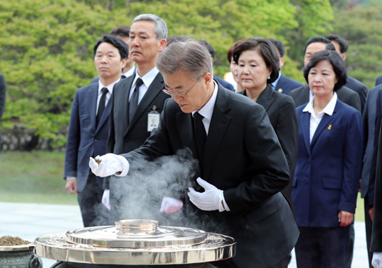 문재인 대통령이 10일 오전 서울 동작동 국립서울현충원을 방문해 부인 김정숙(뒷줄 오른쪽 두 번째) 여사 등과 함께 현충탑에 참배하고 있다.