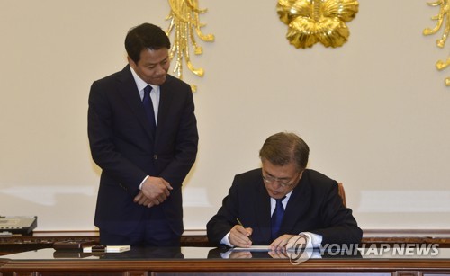 (서울=연합뉴스) 승렬 기자 = 문재인 대통령이 10일 청와대 본관 집무실에서 임종석 신임비서실장이 배석한 가운데 제1호 업무지시로 ‘일자리위원회 설치 및 운영방안’을 하달하고 있다.