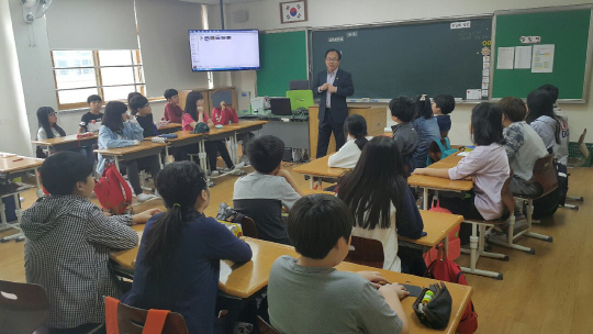 광주시교육청이 진행하는 ‘찾아가는 교권연수’ 프로그램의 교육 전문강사가 지난 2일 광주시 광산구 성덕초교에서 학생들을 대상으로 교사 존중의 중요성에 대해 강의하고 있다.  광주시교육청 제공