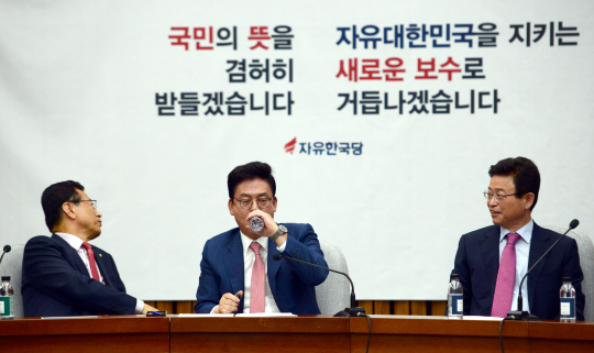 12일 오전 국회에서 열린 자유한국당 원내대책회의에서 정우택(가운데) 대표 권한대행 겸 원내대표가 발언 후 물을 마시고 있다.