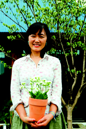 강원 속초에서 정원학교를 운영 중인 오경아 작가.  궁리 제공