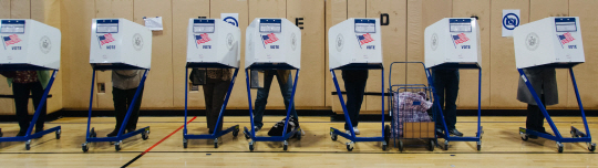 미국 대선이 실시된 지난 2016년 11월 8일 뉴욕의 한 공립학교에 마련된 투표소에서 유권자들이 투표용지에 기표하고 있다. 당시 대선에서 공화당의 도널드 트럼프 대통령은 과반에 못 미치는 득표율을 기록하고도 당선돼 취임 후에도 민주당 지지자들의 거센 저항을 받고 있다.  EPA연합뉴스