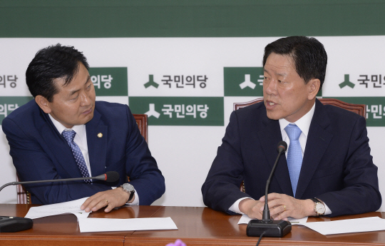 주승용(오른쪽) 국민의당 대표 권한대행 겸 원내대표가 12일 오전 국회에서 열린 주요당직자 회의에서 김관영 원내수석부대표와 이야기를 나누고 있다.