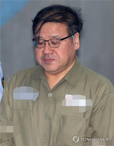 (서울=연합뉴스) 안종범 전 청와대 정책조정수석이 12일 오전 서초구 서울중앙지법에서 열리는 공판에 출석하기 위해 호송차에 내려 법정으로 향하고 있다.