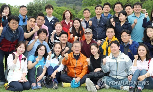 (서울=연합뉴스) 문재인 대통령이 당선 후 첫 주말인 13일 오전 대선 당시 ‘마크맨’ 을 담당했던 기자들과 산행 전 청와대에서 기념촬영하고 있다.