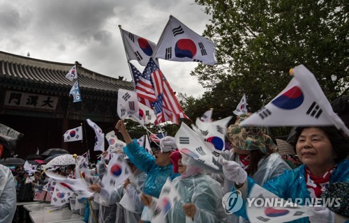 (서울=연합뉴스) 13일 서울 중구 대한문 앞에서 열린 제7차 탄핵무효 국민저항 총궐기 국민대회에서 참가자들이 ‘탄핵무효’와 ‘박근혜 대통령 석방’을 외치고 있다.