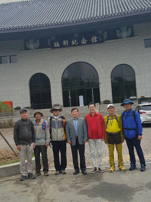 공직 마감 후 고향으로 걸어 떠난 조대환 전 청와대 민정수석비서관(왼쪽 세번째)