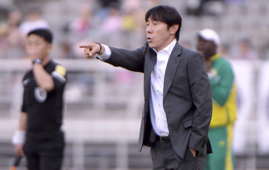 신태용 U-20 대표팀 감독이 14일 고양종합운동장에서 열린 세네갈의 평가전에서 작전을 지시하고 있다.   뉴시스