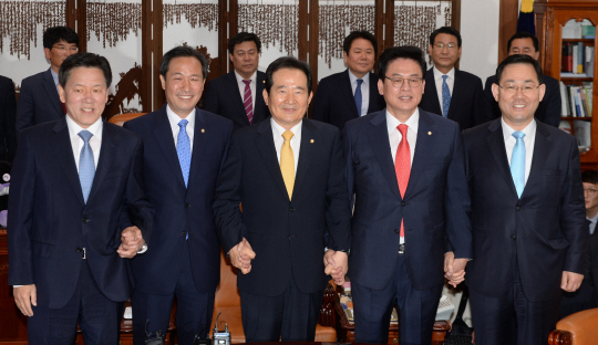 정세균(앞줄 가운데) 국회의장과 원내 교섭단체 4당 원내대표들이 15일 오전 국회의장실에서 회동에 앞서 손을 잡고 포즈를 취하고 있다. 왼쪽부터 주승용 국민의당·우상호 더불어민주당 원내대표, 정 의장, 정우택 자유한국당·주호영 바른정당 원내대표.
