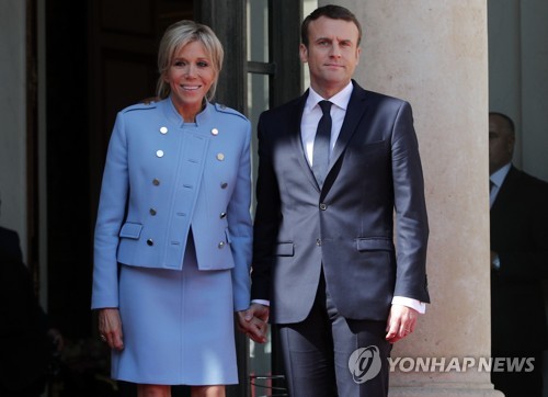 대통령 취임식에서의 에마뉘엘 마크롱 부부 [AP=연합뉴스]