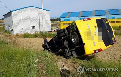 (고흥=연합뉴스) 15일 오전 전남 고흥군 금산면의 한 도로에서 초등학교 통학차량이 운전기사의 졸음운전으로 도로를 벗어나 옆으로 넘어져 있다. 이 사고로 초등학생 10명 등 모두 12명이 경상을 입었다. 2017.5.15 [보성소방서 제공=연합뉴스]