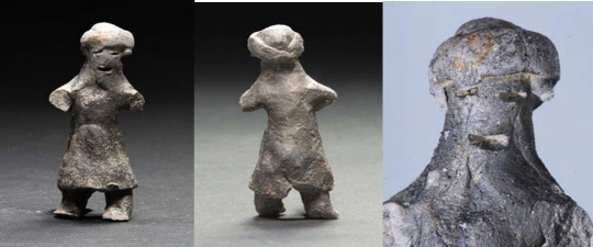 경주 월성 성벽 기초층에서 발굴된 사람뼈 2구(위)와 이슬람 전통 복식인 터번을 쓴 토우(아래).  문화재청 제공