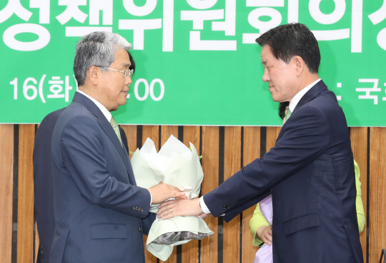 국민의당 신임 원내대표로 선출된 김동철(왼쪽) 의원이 16일 오전 경선이 끝난 뒤 주승용 전 원내대표로부터 꽃다발을 받고 있다.