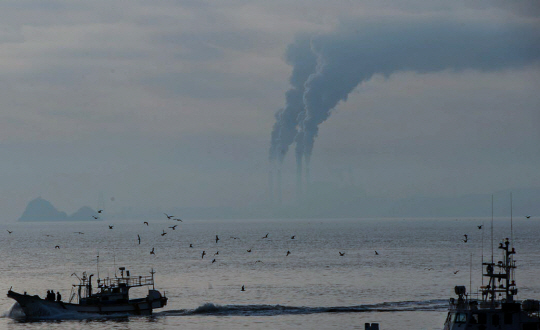 경기 안산시 육도에서 바라본 충남 당진시 화력발전소의 모습. 먼 거리에서도 화력발전소에서 뿜어져 나오는 수증기와 온실가스 등을 육안으로 확인할 수 있다.