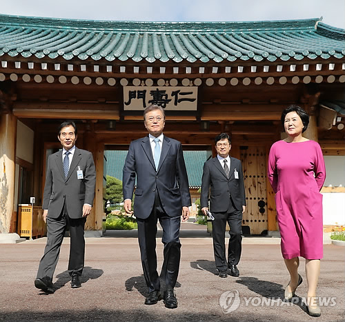(서울=연합뉴스) 문재인 대통령이 15일 거처를 청와대로 옮긴 이후 처음으로 여민관 집무실에 출근하기 위해 부인 김정숙 여사의 배웅을 받으며 주영훈 경호실장, 송인배 전 더불어민주당 일정총괄팀장 등과 함께 관저 인수문을 나서고 있다.