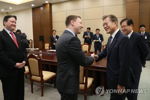 (서울=연합뉴스) 문재인 대통령이 16일 오전 청와대를 방문한 매튜 포틴저 미국 백악관 국가안전보장회의(NSC) 아시아 담당 선임보좌관 등 미국 정부대표단과 인사하고 있다. [청와대 제공=연합뉴스]