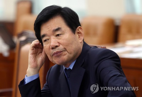 (서울=연합뉴스) 더불어민주당 김진표 의원이 16일 오후 서울 여의도 국회에서 열린 국방위 전체회의에서 생각에 잠긴 듯한 표정을 짓고 있다. 김 의원은 문재인 정부의 인수위 역할을 맡게 될 국정기획자문위원회의 위원장으로 임명됐다.