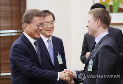 (서울=연합뉴스) 문재인 대통령이 16일 오전 청와대를 방문한 매튜 포틴저 미국 백악관 국가안전보장회의(NSC) 아시아 담당 선임보좌관 등 미국 정부대표단과 인사하고 있다. [청와대 제공=연합뉴스]