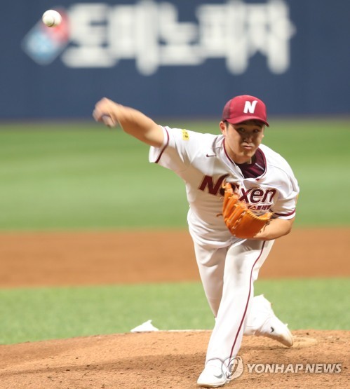 (서울=연합뉴스) 16일 오후 서울 고척스카이돔에서 열린 2017 타이어뱅크 KBO리그 넥센 히어로즈와 한화 이글스의 경기. 3회 초 넥센 선발투수 최원태가 역투하고 있다.
