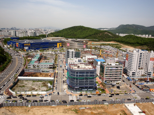 스웨덴 가구점 이케아와 롯데프리미엄 아울렛 입점 이후로 개발에 활기를 띠고 있는 KTX 광명역세권 전경.