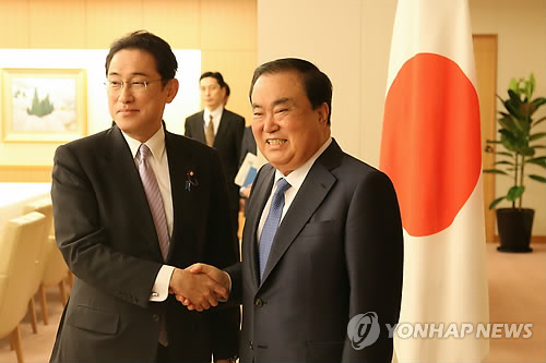 (도쿄=연합뉴스) 문재인 새 정부의 일본 특사인 문희상(오른쪽) 전 국회부의장이 17일 도쿄(東京)에 있는 외무성에서 기시다 후미오(岸田文雄) 외무상과 면담을 하기에 앞서 악수를 하고 있다.