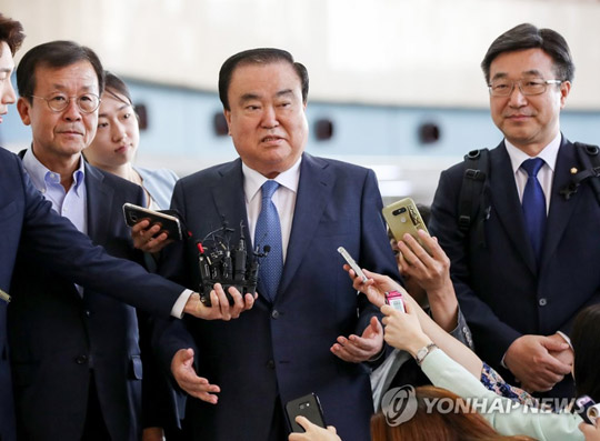 (서울=연합뉴스) 문희상 일본특사(가운데)가 17일 오전 서울 김포공항에서 일본으로 출국하기 전 취재진 질문에 답하고 있다. 문 특사는 아베 신조 일본 총리와 기시다 후미오 외무상 등을 만나 일본군 위안부 합의에 대한 국내 부정적 여론과 새 정부의 입장 등을 전할 것으로 예상된다.