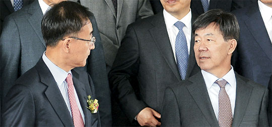 이영렬(오른쪽) 서울중앙지검장이 18일 ‘돈봉투 만찬’ 사건과 관련해 사의를 표명했다. 사진은 이 지검장이 지난 15일 서울 서초구 대검찰청사에서 이임식을 가진 김수남 전 검찰총장과 대화를 나누고 있는 모습. 뉴시스