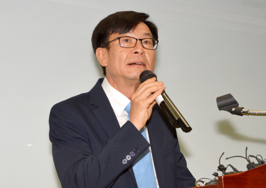 김상조 공정거래위원장 지명자가 18일 오전 서울 중구 남대문로 한국공정거래조정원에서 열린 기자간담회에서 취재진의 질문에 답하고 있다.